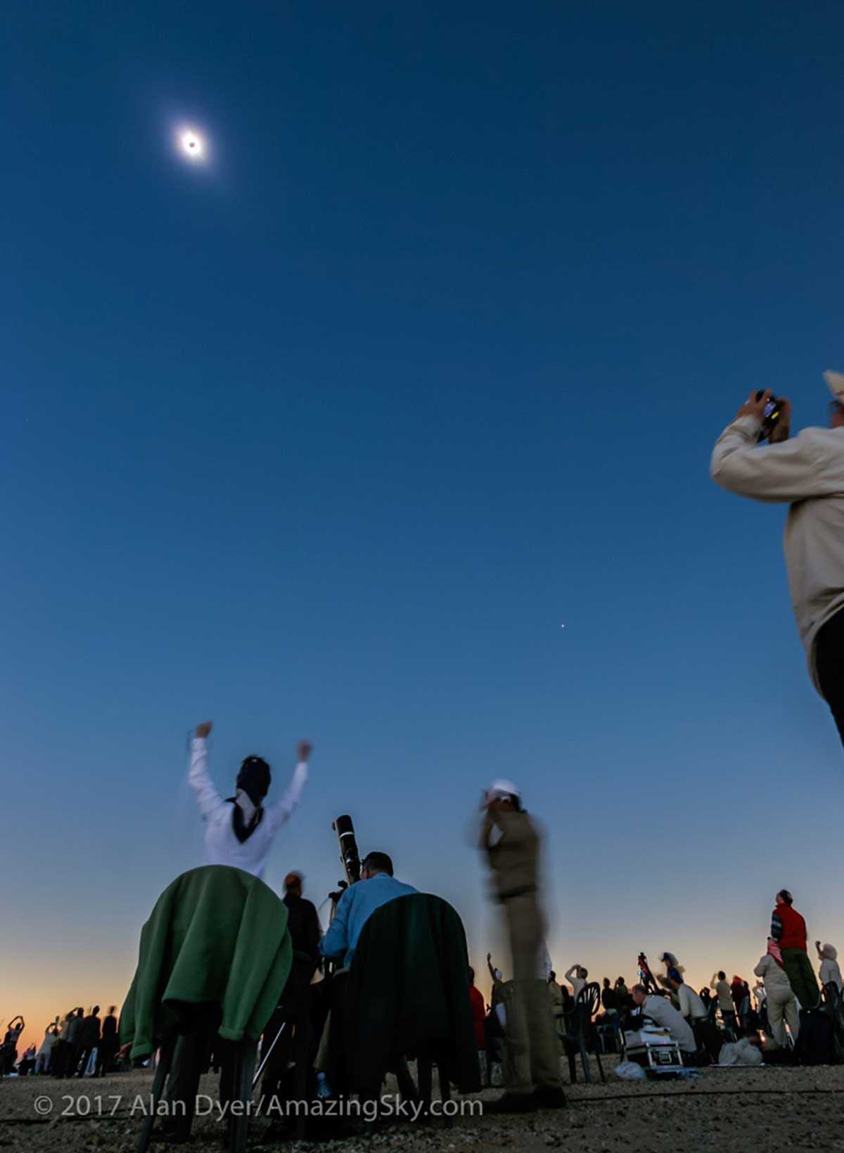 Wide angle photo (10 mm) of eclipse, Libya, 2006 by Alan Dyer ©