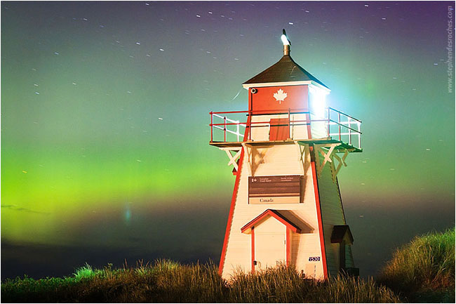 Lighthouse and Aurora by Stephen DesRoches ©