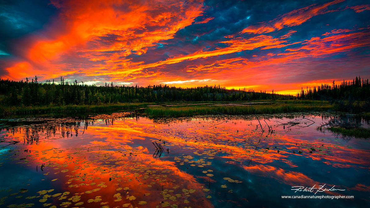 Sunset near Yellowknife with horizon in the center of the picture by Robert Berdan ©