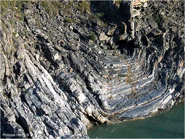 Rock's formation in the Firth river canyon's wall by Philippe Henry ©