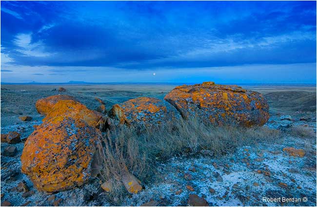 Moon setting over Red Rock Coulee by Robert Berdan ©